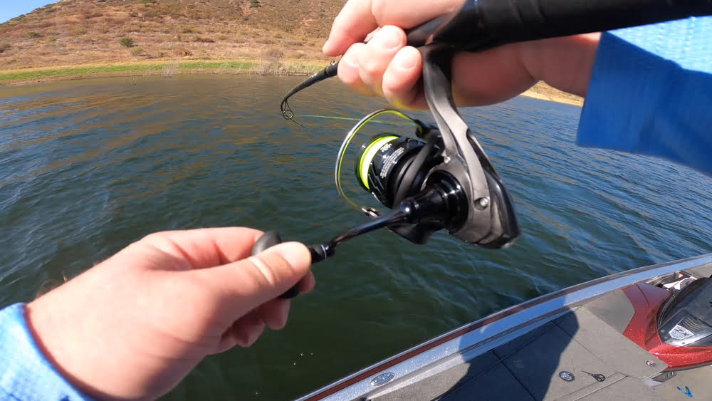 Beginner reel problem - handle will not screw into body - Fishing